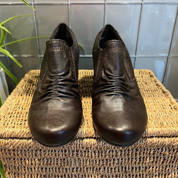 BASS Shoe Boot Size 6M Brown Man Made Material Good Condition 2 1/4" Heel - Picture 4 of 11